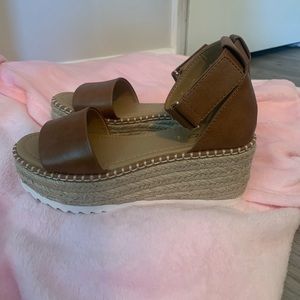 womens size 6 platform sandals!!